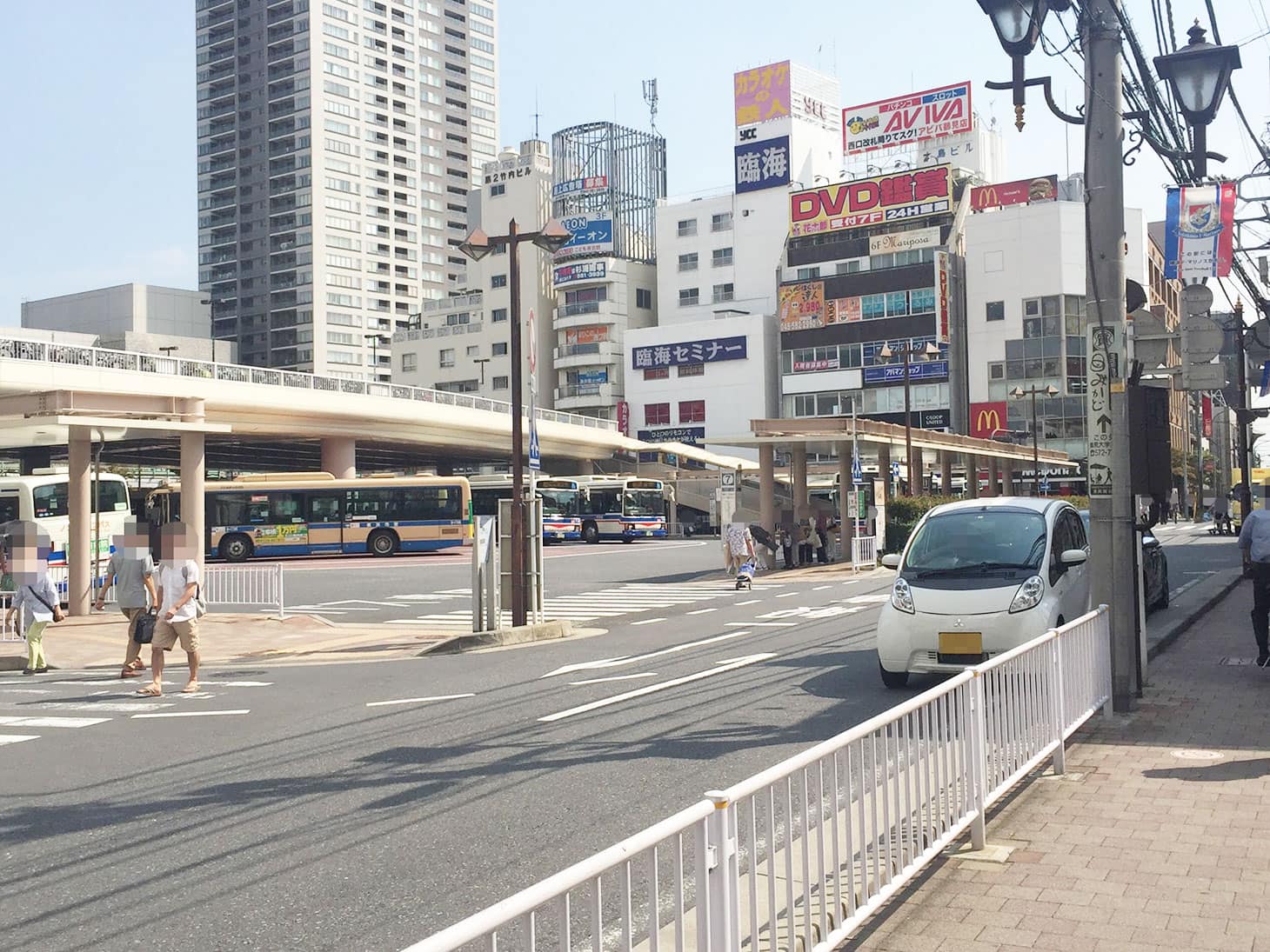 少し歩くと、左側に西口バスターミナルが見えてきます。左側にマクドナルドが見えたら、その角を右折してください。