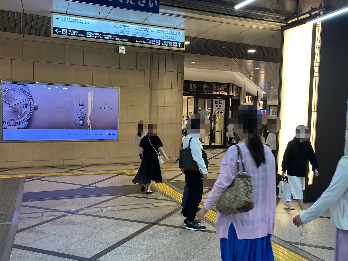 そのまま阪急百貨店のほうへ向かって下さい。<br>
阪神百貨店を左手にそのまま進みつきあたりを右へ曲がって下さい。