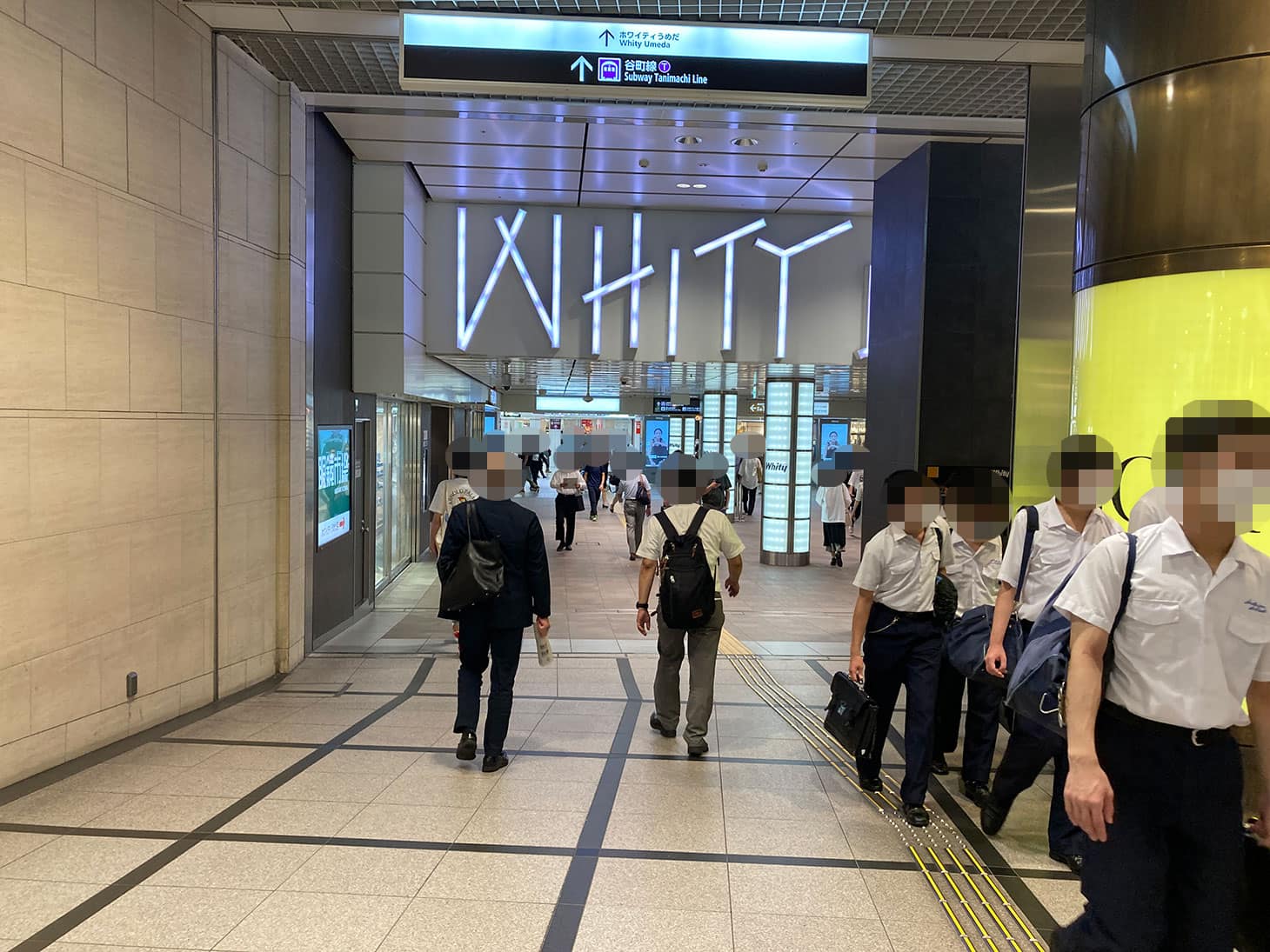 ホワイティ梅田をまっすぐ直進してください。