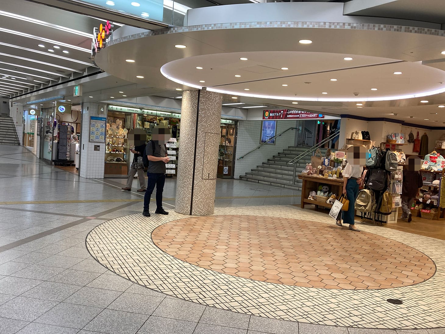 右手に階段が見えてくるので階段の方へ向かいます。