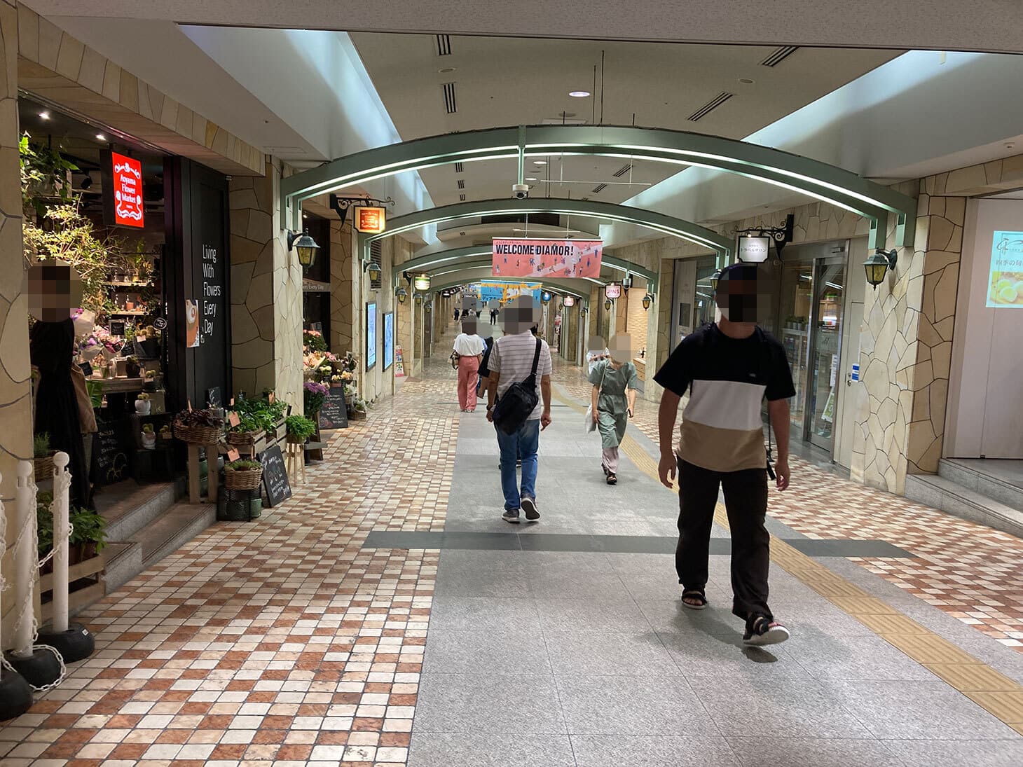 ディアモールの坂をまっすぐ下ります。