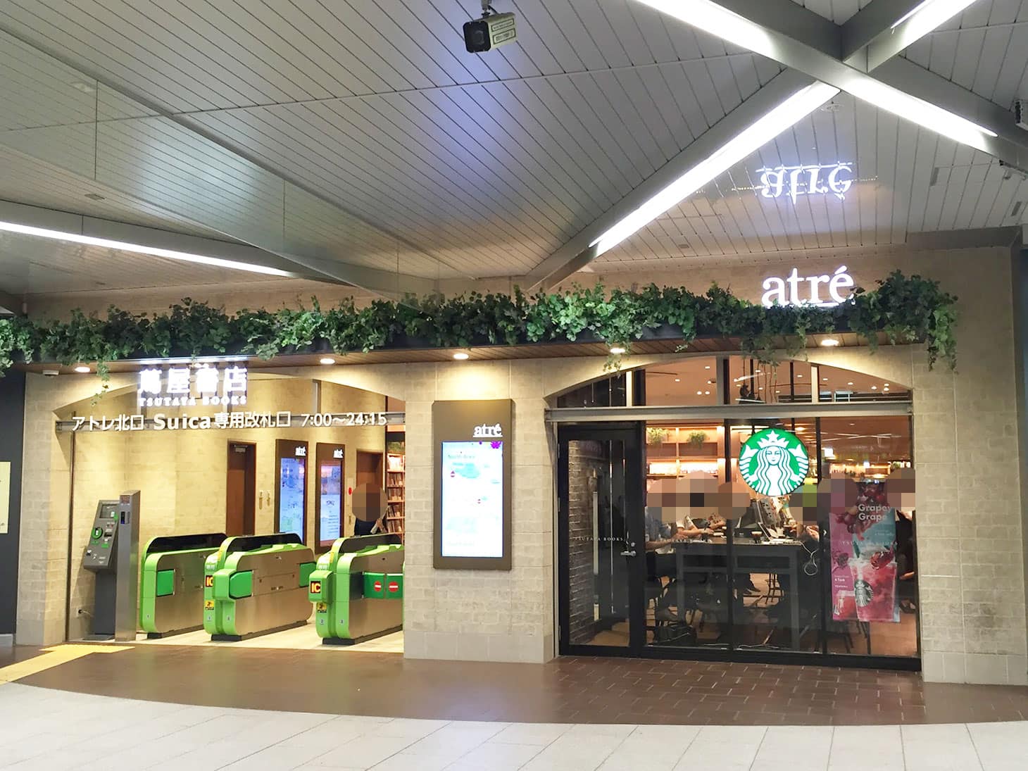 アトレ北口（Suica専用改札口）を出たら、そのまま直進してください。蔦屋書店の中を通り、一番奥まで進みます。