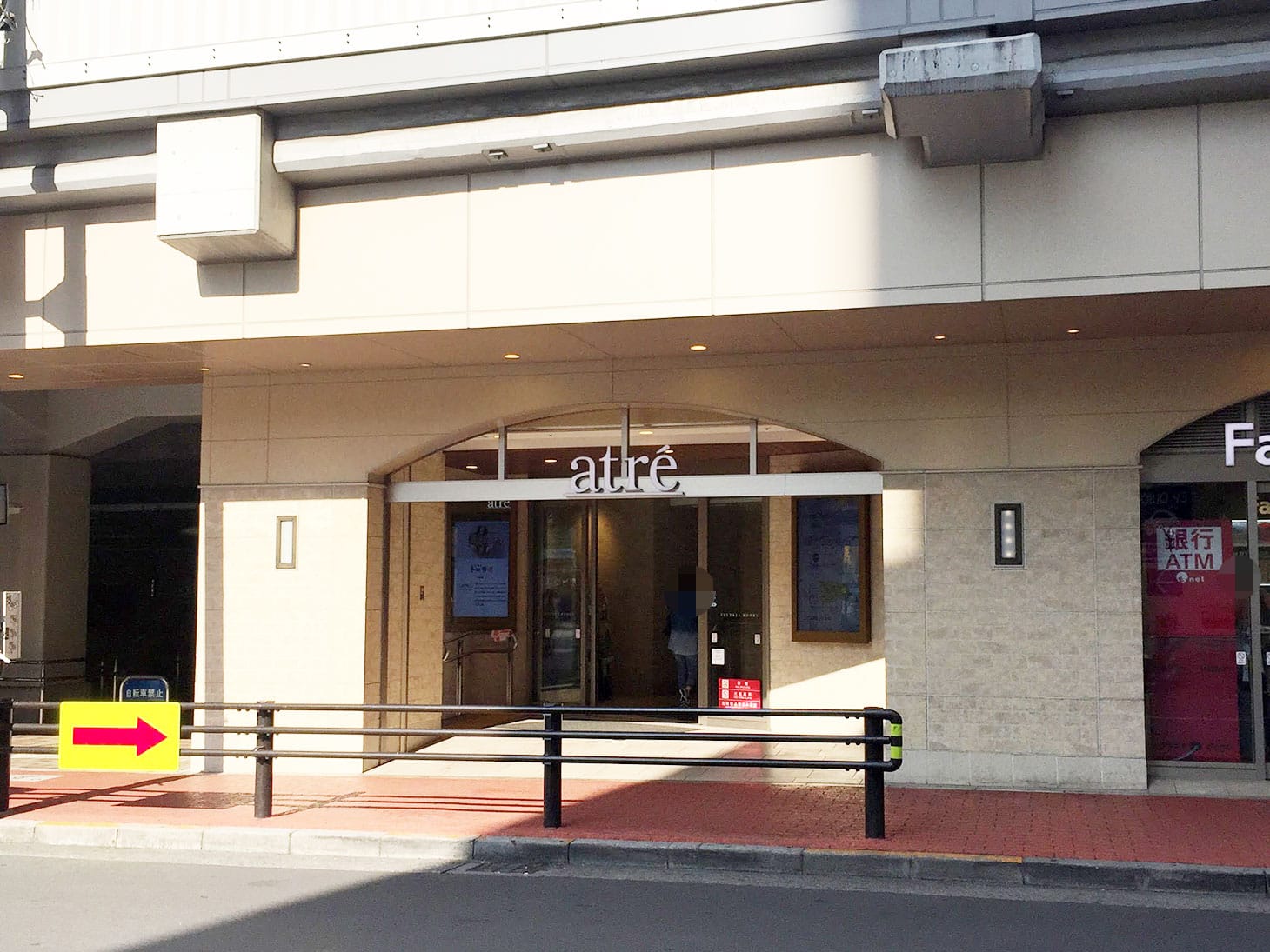 一番奥まで進むと左手に見えるエレベータを上ると、こちらの出口から外に出ます。