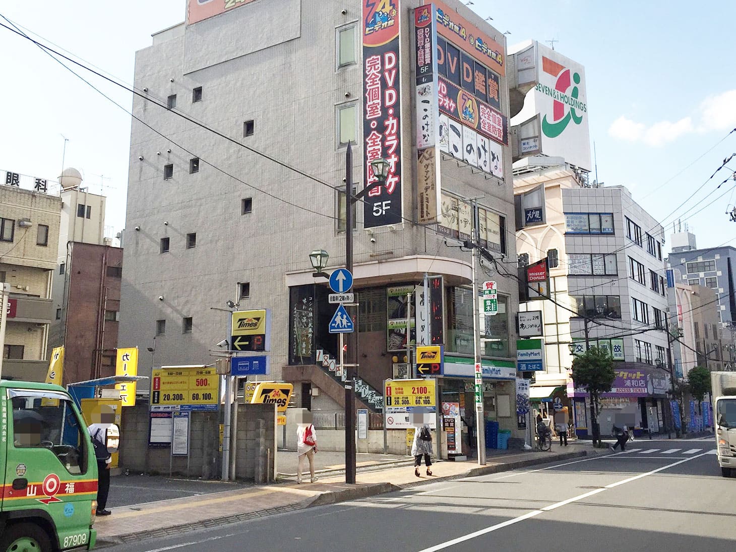 右に曲がって線路沿いを歩くと、このような風景が見えてきます。