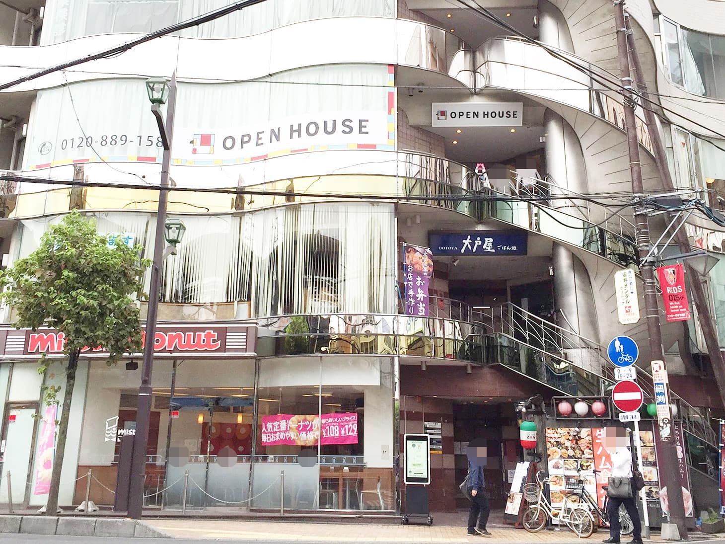 1階にミスタードーナツのある、こちらの建物です。右側奥のエレベーターで、3階までお越しください。