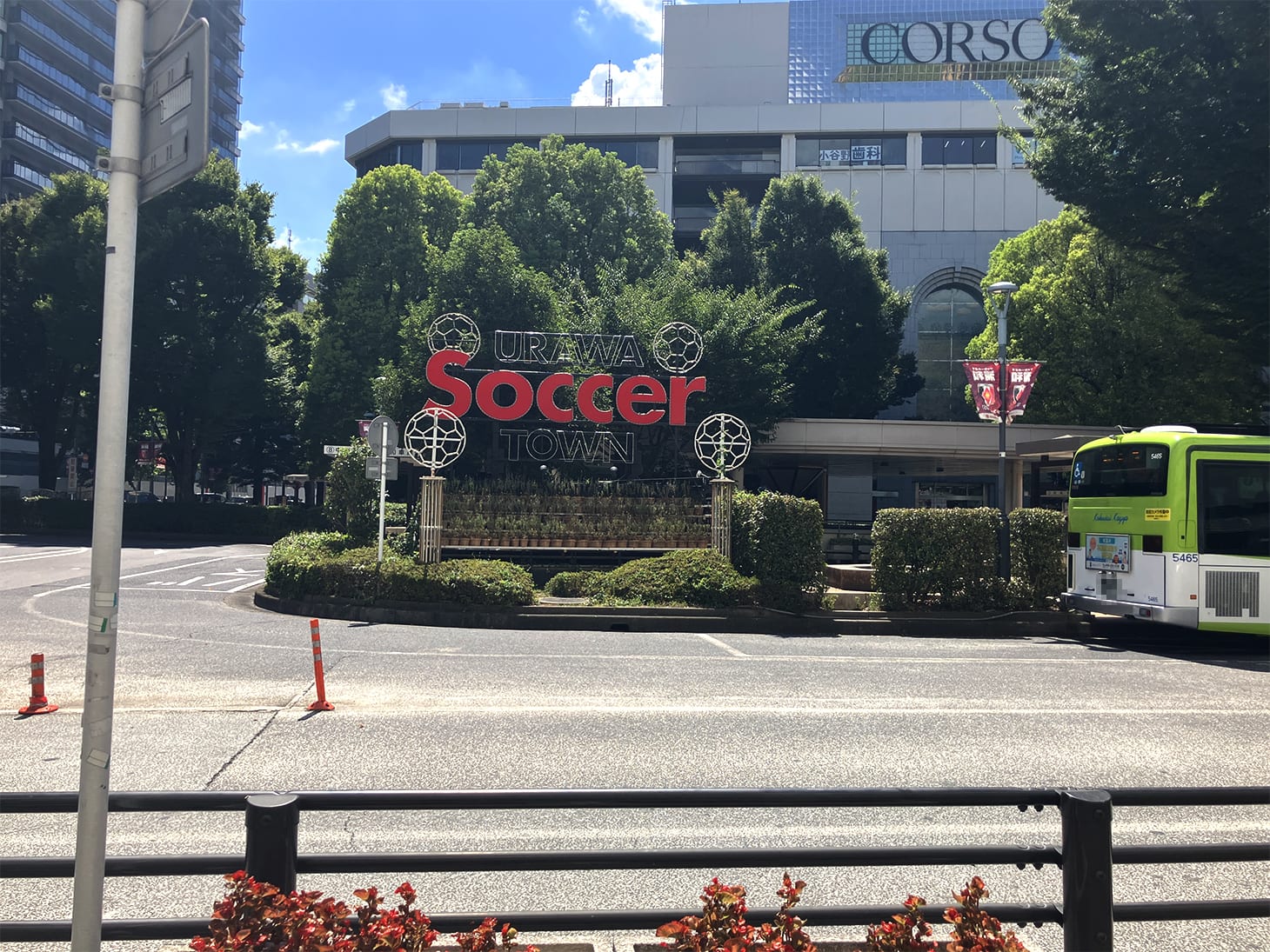 浦和駅の改札を出て、階段を上り、西口に出ます。西口を出ると、ロータリーと、このような風景が見えます。