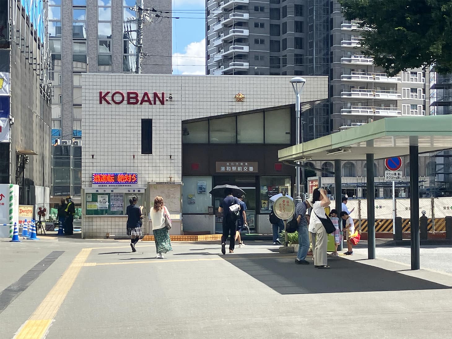 左側に交番があるので、交番を目指して進みます。