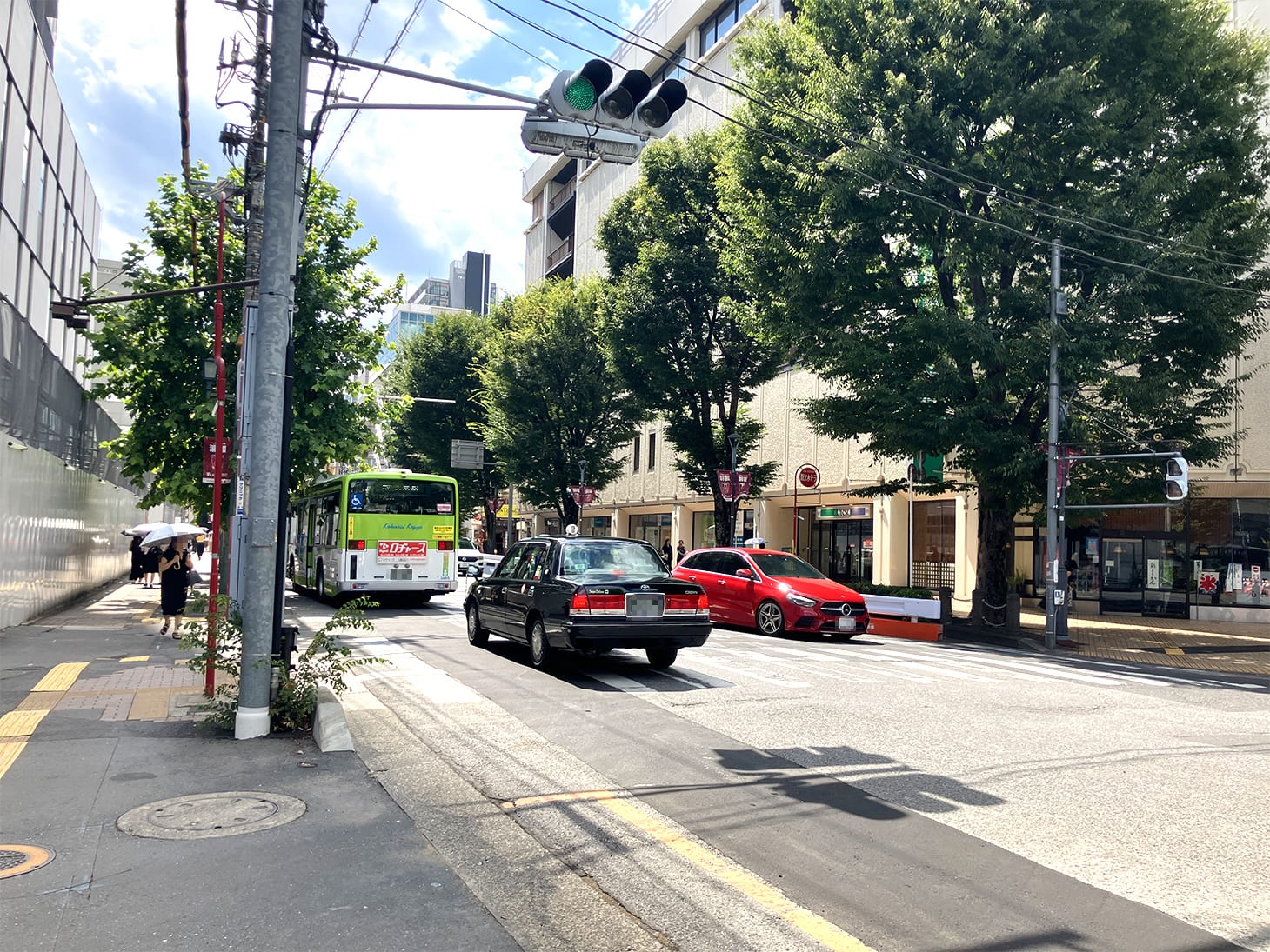 交番前の横断歩道を渡り、右に曲がり、パルコを右手に見ながら道沿いに進みます。