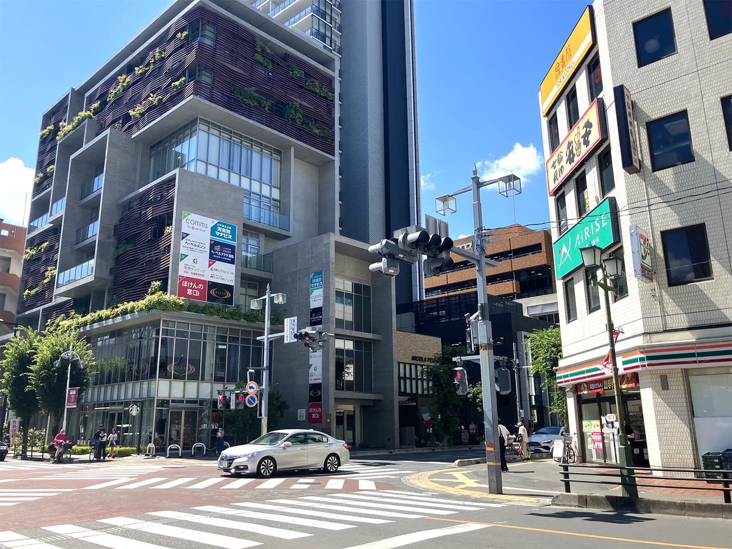 写真の交差点まできたら、セブンイレブン方面に横断歩道を渡ります。