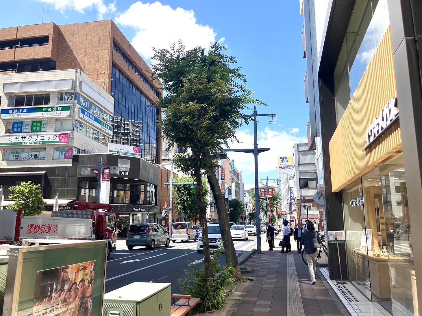 そのまま通りを直進すると、右手にはイワキメガネ、左手にマツモトキヨシが見えます。