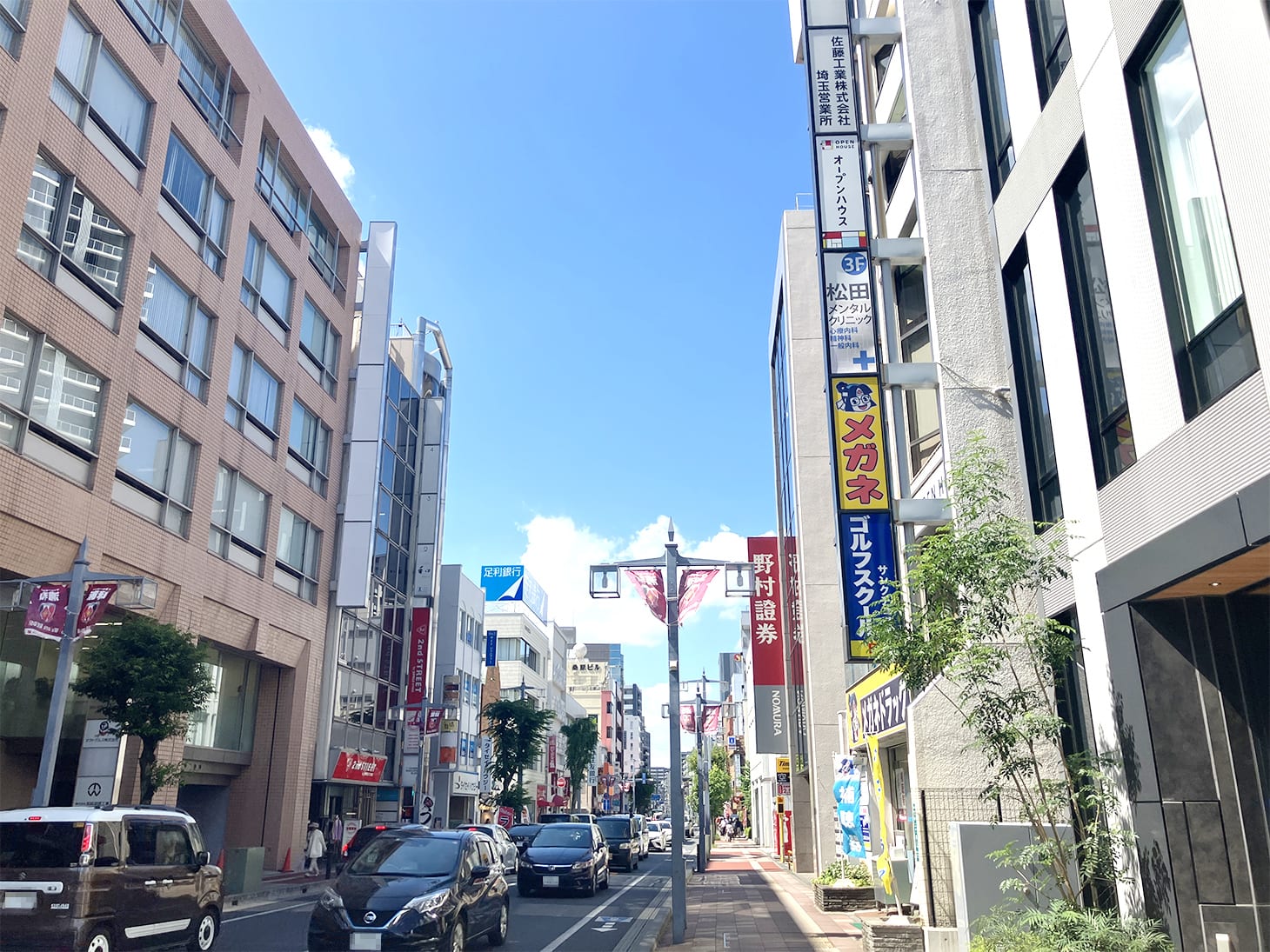 1階にメガネドラッグがあるビルが浦和中央センターです。奥の入り口より、2階受付までお越しください。