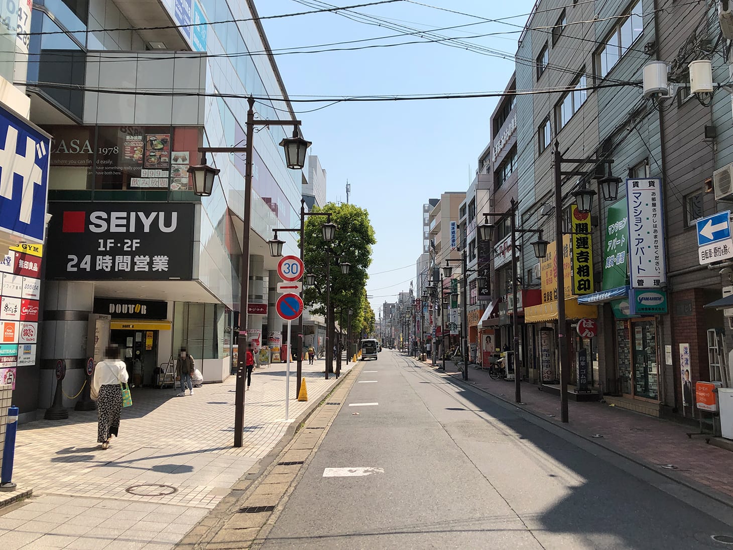 道なりに右方向へすすみます。