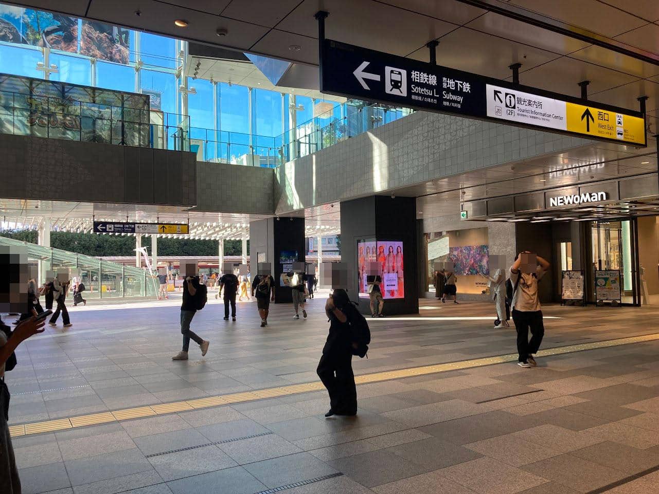 横浜駅「西口」を出てNEWoManを右に曲がり、モアーズに向かって歩きます。