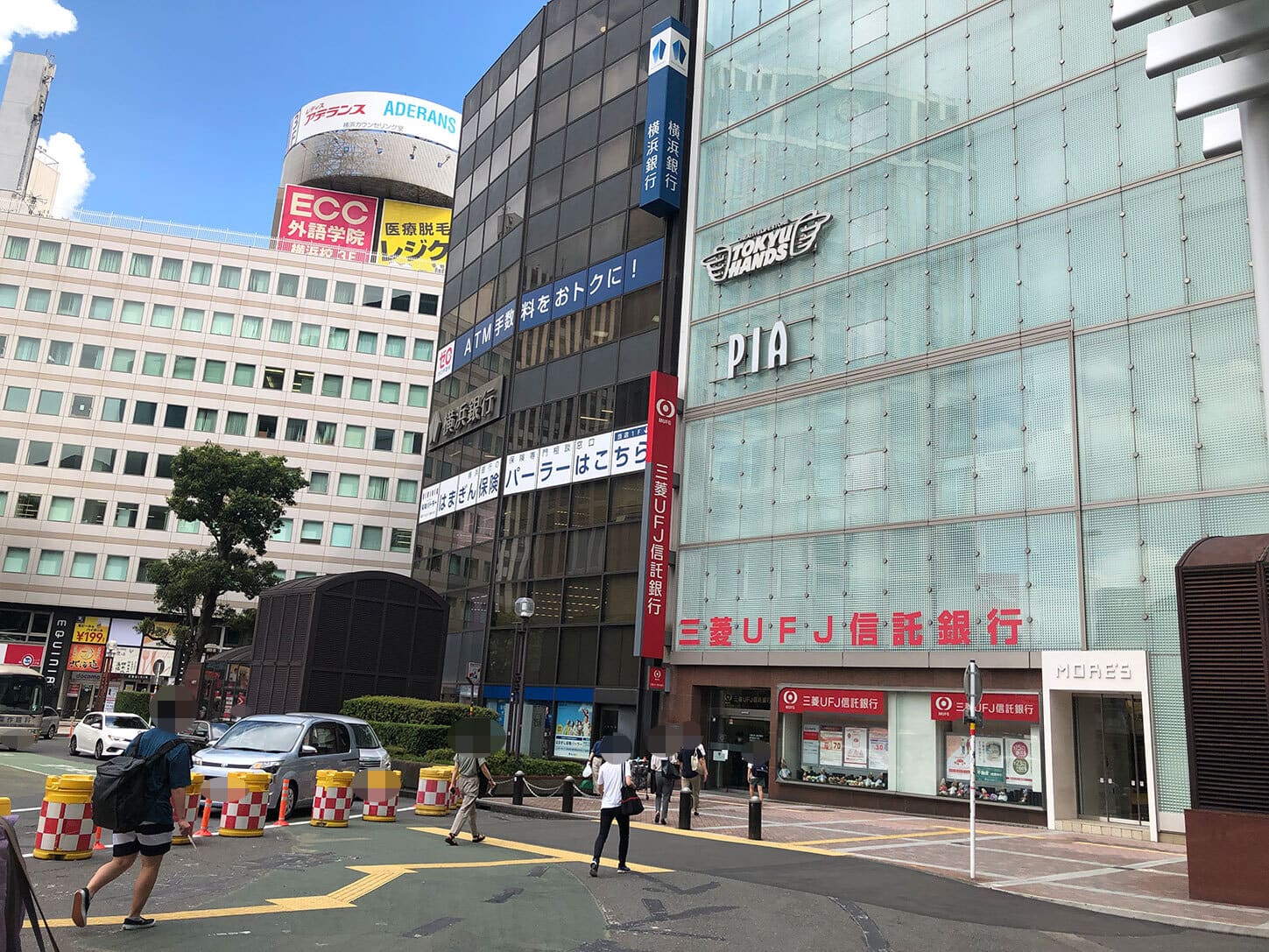 MORE'S(モアーズ)前の歩道を左に曲がります。