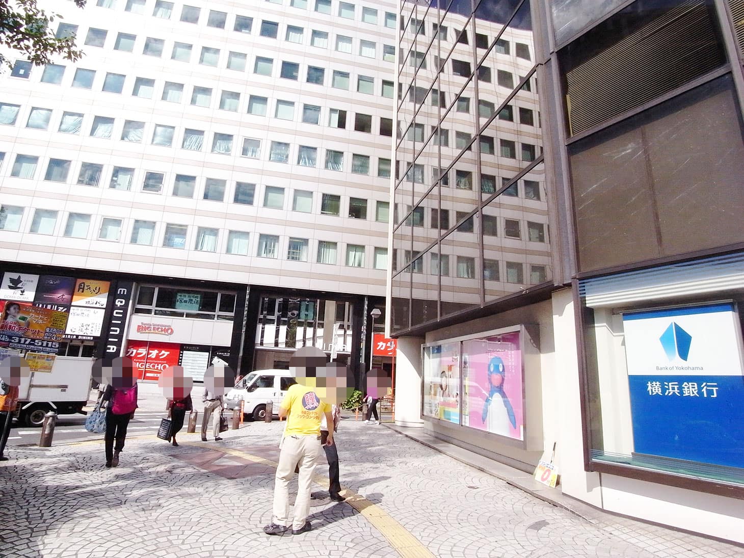 横浜銀行に沿って歩道を進み、突き当たりを右に曲がります。