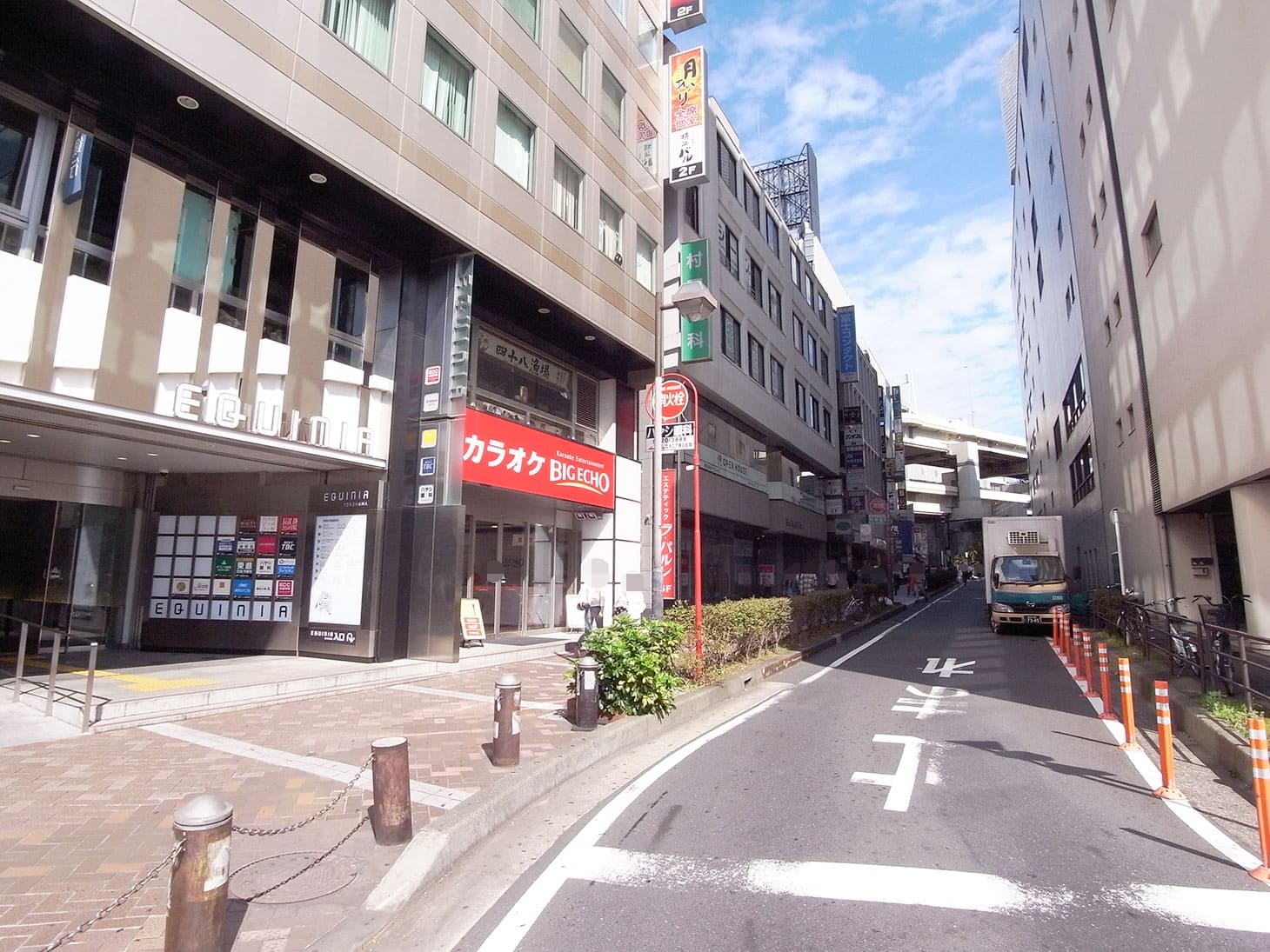 この通りが、当社店舗前の通りです。40m程進みますと、左手に菱進横浜ビルが見えます。