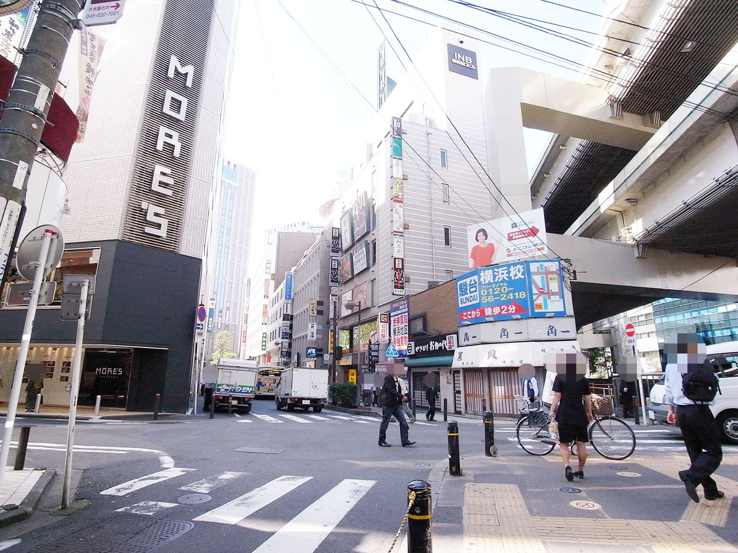 きた西口方面からお越しのお客様は、MORE'Sと松屋の間の通りをまっすぐ歩いていくと、右手に菱進横浜ビルが見えます。