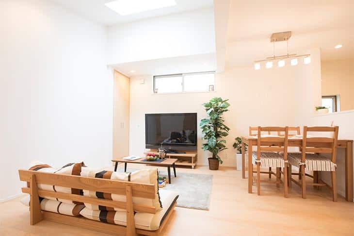 リビングは、16.89畳の大空間。<br> トップライトからの光が家族を見守ります。