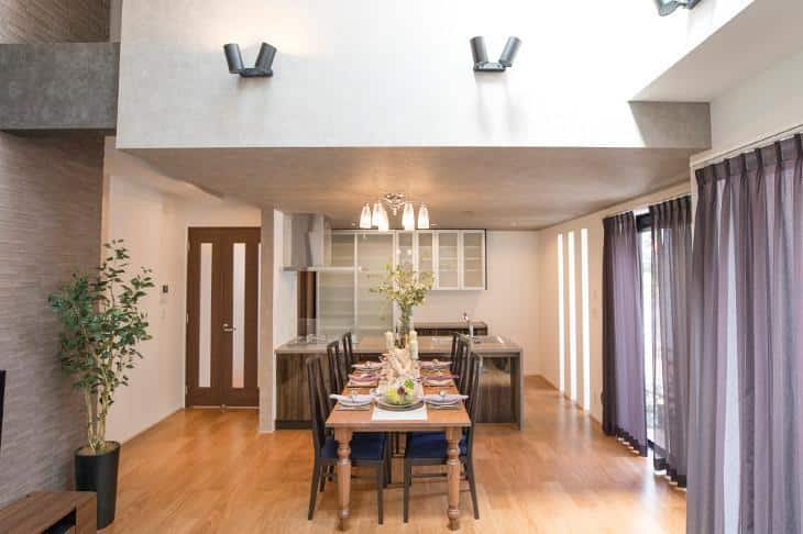 大吹き抜けが彩るラグジュアリーな日常。<br>都会で憩う、デザイナーズハウス。