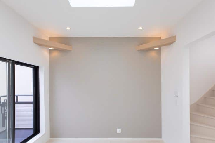 光と影のコントラストが暮らしを豊かに。<br>大きな壁のある、ナチュラルモダンの家。