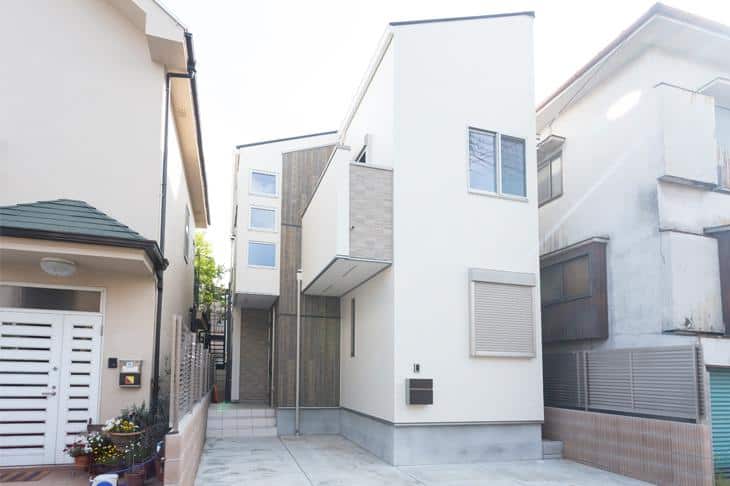 3連窓が、個性を主張する。<br>モダンなペンション風の佇まい。