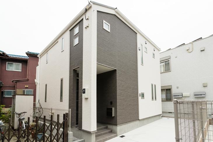 家族の暮らしにフィットする、<br>キューブ型のモダンな住処。