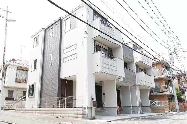 角地の開放感をたっぷりと。<br> 清々しい光と風が届く家。