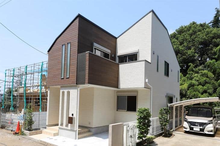 心地良い風が抜ける、<br>緑に囲まれた高台の家。