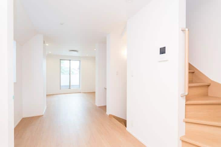 造り付けの棚を、あちこちに。<br>設計の工夫が光る3階建て。