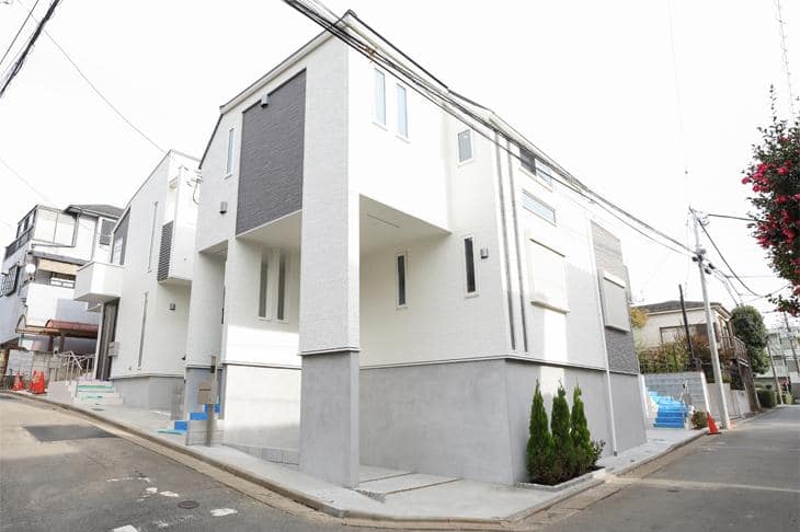 暮らしやすさをデザインした、 <br>駅チカ角地の2階建て。