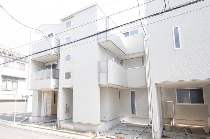 L字型バルコニーのある<br>白くて明るいモダンハウス。