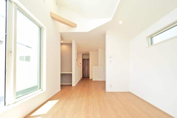 勾配天井を採用したLDKで<br>落ち着いた雰囲気と開放感のある暮らし。