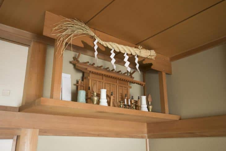 神棚の配置場所・方角は？神具・お供え物の種類や祀り方も紹介