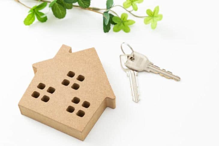 一軒家の玄関ドアの鍵交換費用は？相場や自分で交換する方法も