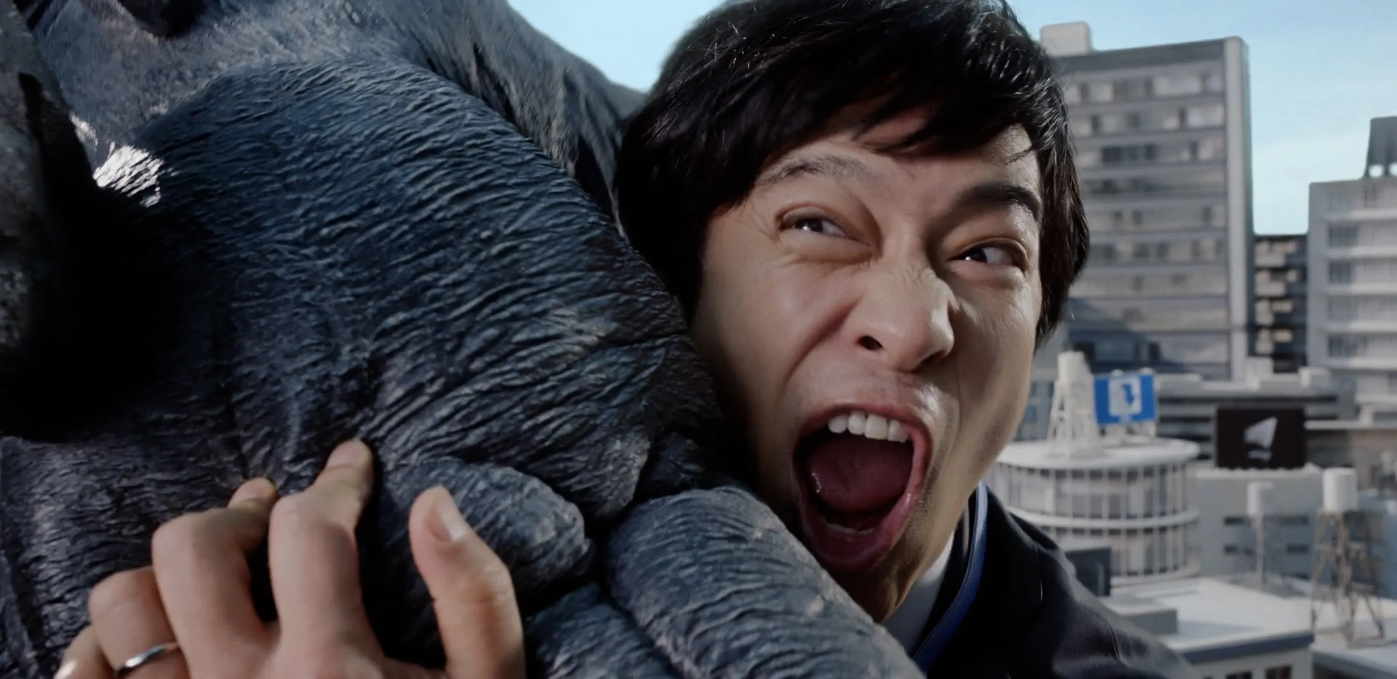 怪獣と戦う家内守